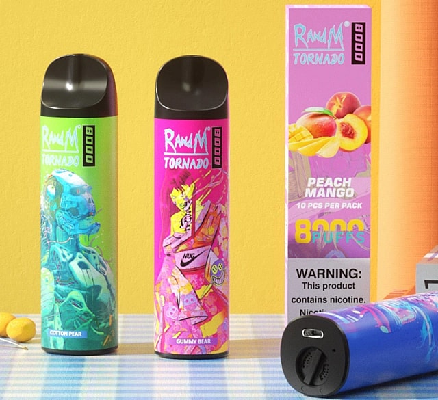 Due dispositivi da svapo colorati etichettati "RandM Tornado 8000", con i gusti "Cotton Pear" e "Gummy Bear", accanto alla confezione del gusto "Peach Mango", con un'avvertenza sul contenuto di nicotina.