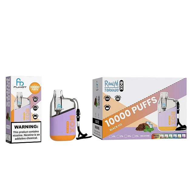 Una scatola e un dispositivo per svapare etichettati "FUMOT BOX 10000 PUFFS" con aroma Black Ice e opzioni di nicotina, con un avviso sul contenuto di nicotina e illuminazione RGB.