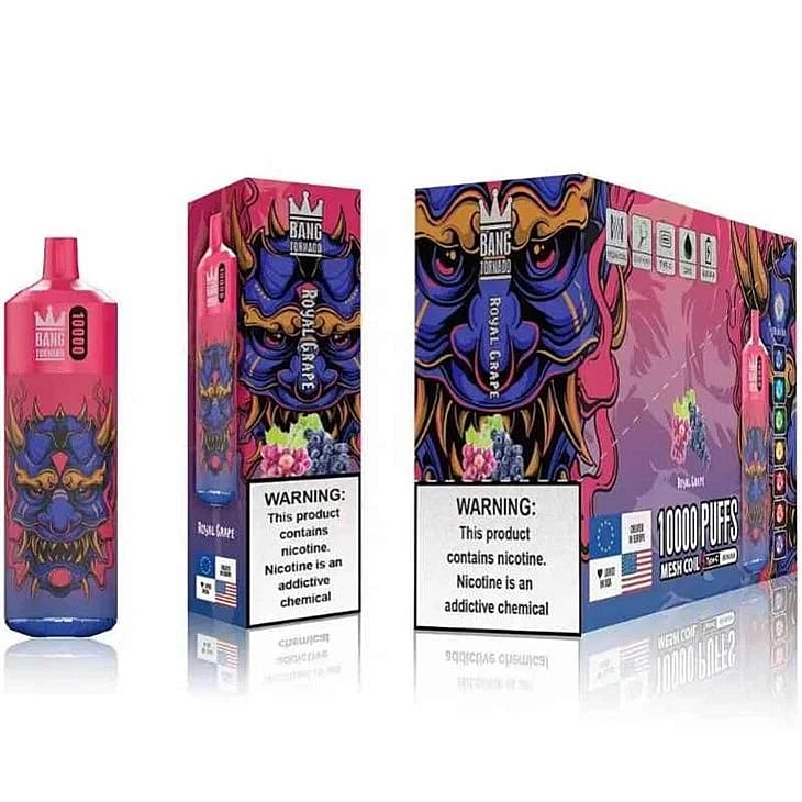 Eine rosafarbene und blaue Einweg-Vape-Box mit der Aufschrift "Bang Tornado Royal Grape", die ein grimmiges Maskendesign und eine Warnung vor Nikotinabhängigkeit zeigt und 10.000 Züge bietet.