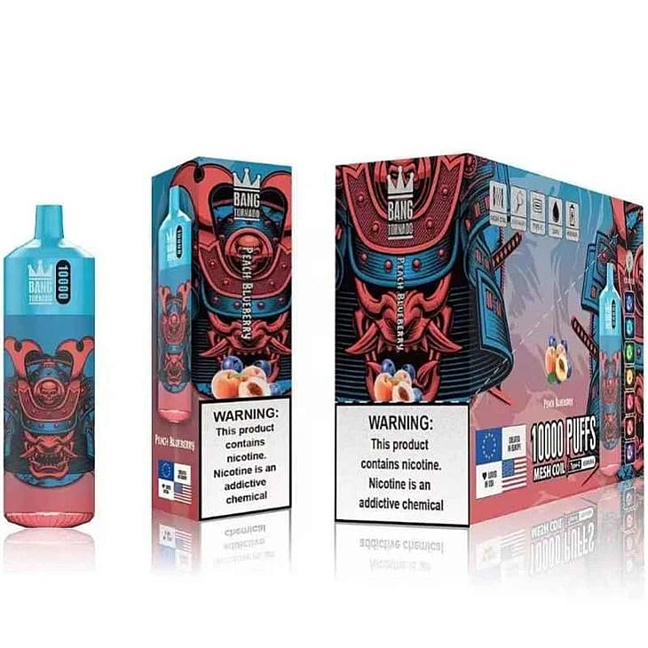 Bang Tornado Einweg-Dampfgerät und Verpackung mit Samurai-Helm-Design, beschriftet mit "Peach Blueberry"-Geschmack und "10.000 Puffs"-Text, mit Nikotin-Warnung an prominenter Stelle.