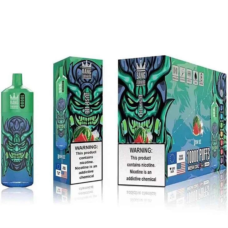Ein Einweg-Vape-Gerät mit grünen und schwarzen dämonischen Motiven auf der Verpackung und dem Gerät, das mit "Bang Tornado" und "Lush Ice" bezeichnet ist und 10.000 Züge bietet. Warnhinweise weisen darauf hin, dass das Produkt Nikotin enthält.
