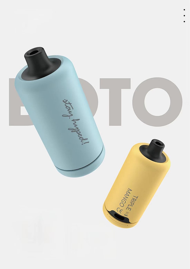 Deux appareils de vapotage colorés, l'un bleu avec le texte « stay hyped ! » et l'autre jaune étiqueté « TRIPLE MANGO », sur un fond clair.