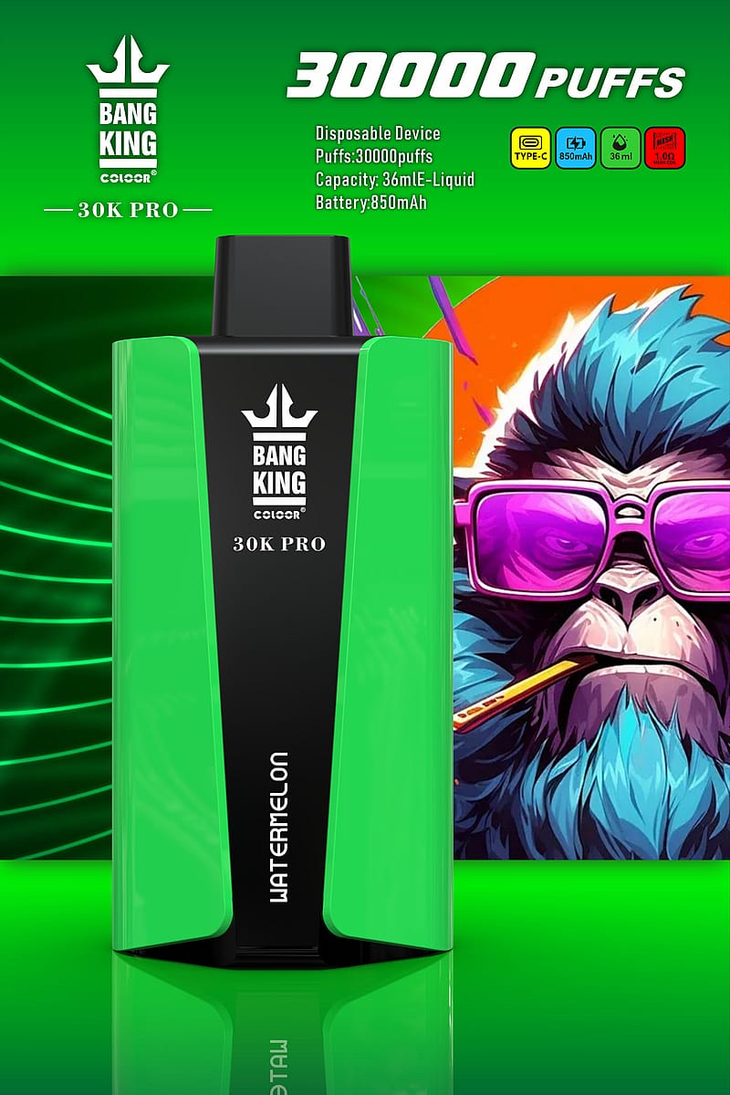 En grön och svart engångsapparat för vaping märkt "Bang King 30K PRO Watermelon", med funktioner som 30 000 puffar, 36 ml e-vätskekapacitet och 850 mAh batteri, visas mot en färgglad bakgrund med en illustration av en blåhårig gorilla med rosa solglasögon.