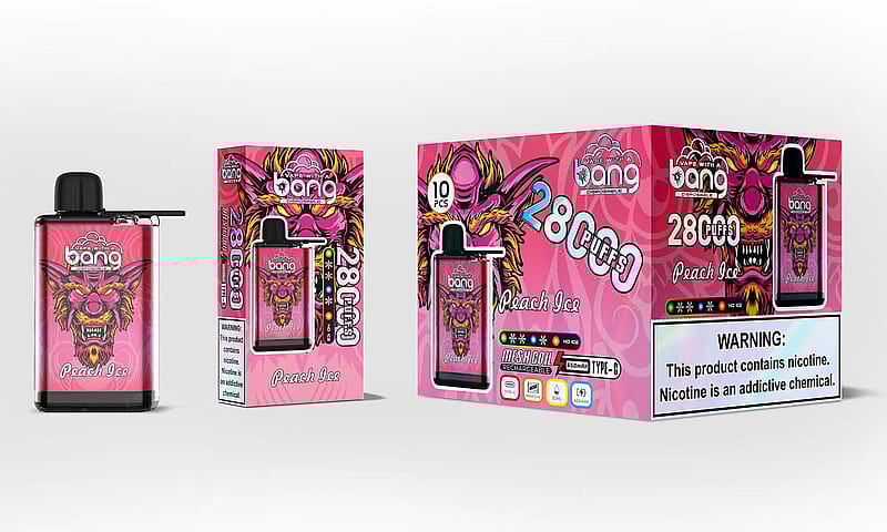 Ein farbenfrohes Verpackungsdesign für ein Einweg-Vape-Produkt mit der Bezeichnung „Bang Peach Ice“ mit einem leuchtend rosa Hintergrund, einer stilisierten Monsterillustration und Informationen zu Zügen, Nikotingehalt und Produktspezifikationen.