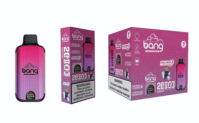 Un dispositivo de vapeo rosa y morado con la marca "bang", junto a su envase que muestra "2 PUFFS" y el sabor "GRAPE ICE", con una etiqueta de advertencia de nicotina.