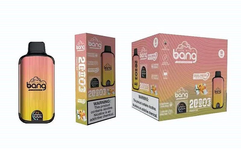 En vape-enhet för engångsbruk med smak av persikois på en förpackning med märkningen "Bang", "2 pods" och varningsetiketter för nikotin.
