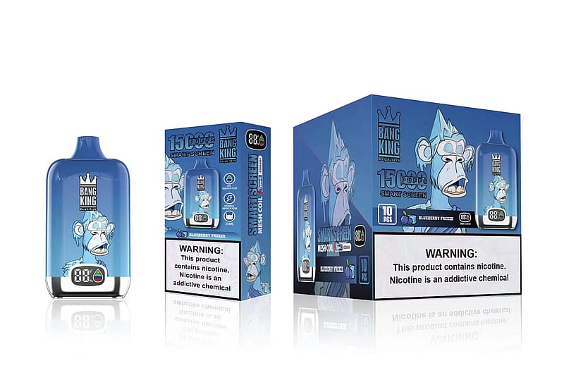 Un dispositivo de vapeo desechable de color azul y su embalaje, etiquetado "Bang King" con la imagen de un mono de dibujos animados con gafas de sol y una corona, que muestra "15.000 Puffs" y el sabor "Blueberry Freeze".