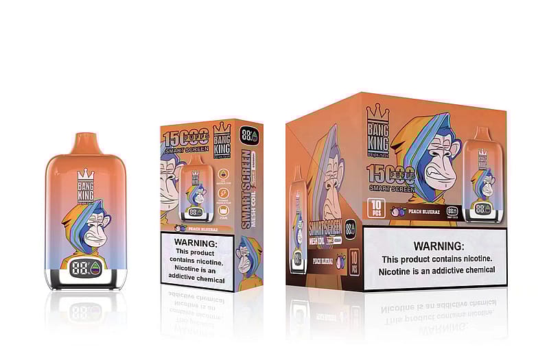 Un dispositivo de vapeo desechable y su envase con la marca "Bang King" que presenta una mascota simia estilizada y el sabor "Peach Blueraz", destacando "15.000 caladas", "Smart Screen" y una advertencia sobre la nicotina.