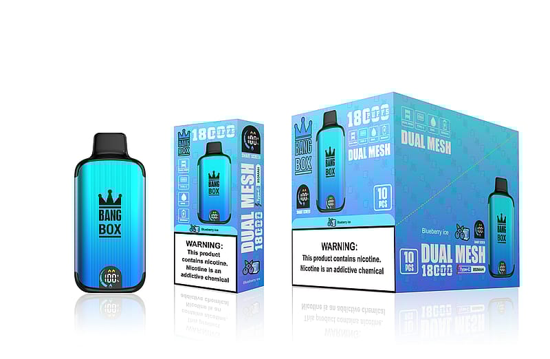Un dispositif de vaporisation Bang Box au parfum Blueberry Ice avec un emballage présentant un dégradé de bleu, un logo en forme de couronne et un avertissement sur le fait que la nicotine est un produit chimique qui crée une dépendance.