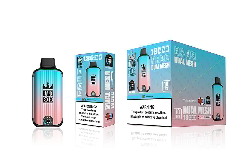 Produit de vapotage Bang Box présentant un logo noir surmonté d'une couronne avec des couleurs dégradées de bleu à rose, ainsi qu'un emballage contenant des détails sur le produit tels que "18 Cuffs", "Dual Mesh" et l'arôme "Watermelon Ice", y compris des étiquettes d'avertissement sur la nicotine.