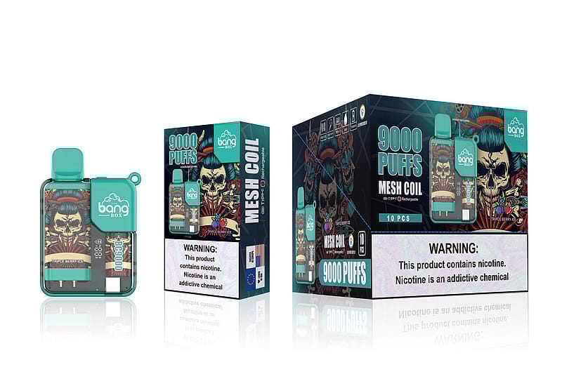 Bang Box ist eine Verpackung für ein tealfarbenes, wiederaufladbares 9000-Puff-Gerät mit der Geschmacksrichtung "Triple Berry Ice" und einem Totenkopfmotiv. Auf der Verpackung sind Warnhinweise zum Nikotingehalt angebracht.