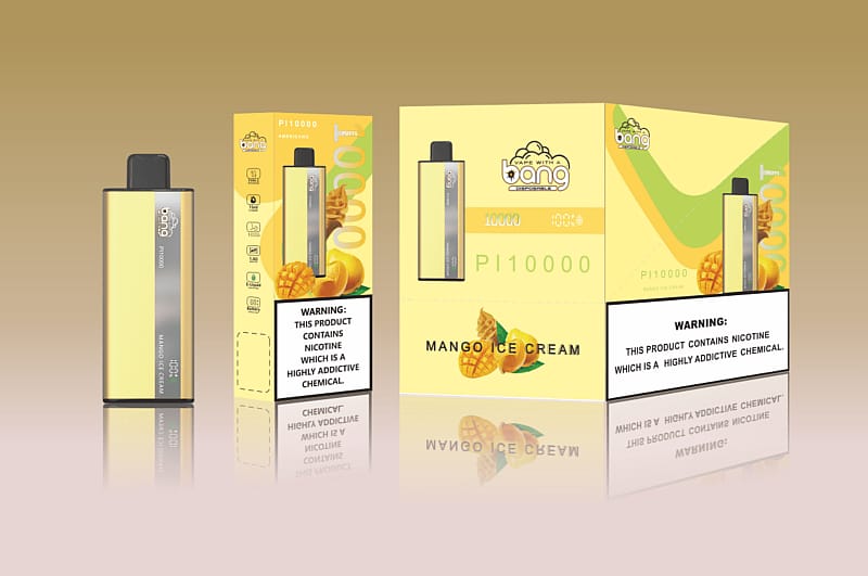 Un dispositif de vaporisation aromatisé à la crème glacée à la mangue avec son emballage affiché, montrant le nom du produit "Bang PI10000", une étiquette d'avertissement sur la nicotine et des images de mangues.