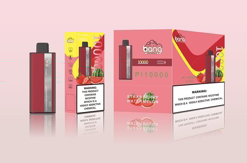 Dispositif de vaporisation rouge étiqueté "Bang", avec le texte de l'arôme "Strawberry Watermelon" et l'emballage montrant des fraises et des tranches de pastèque, ainsi qu'un avertissement sur la nicotine.