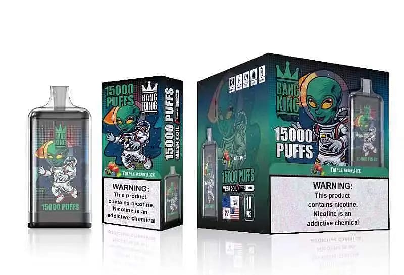 Dispositivo di svapo e confezione che riporta "Bang King 15000 Puffs" con l'illustrazione di un alieno in tuta spaziale e diverse etichette di avvertimento sul contenuto di nicotina.