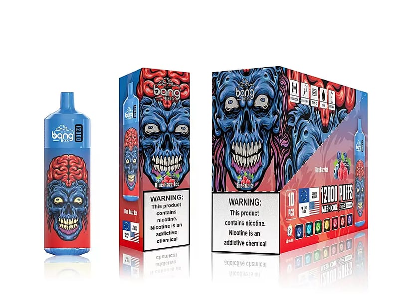 Embalaje de un vaporizador desechable Bang Box con una calavera azul estilizada con el cerebro expuesto y etiquetas de advertencia sobre el contenido de nicotina, con el sabor "Blue Razz Ice" y "12.000 caladas" en un lugar destacado.