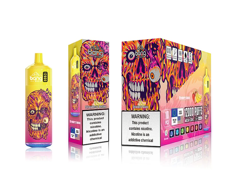 Un colorido dispositivo de vapeo y una caja con un diseño de calavera en llamas con la marca "Bang Box", 12.000 caladas y una etiqueta de advertencia sobre la nicotina. El sabor es "Strawberry Banana".