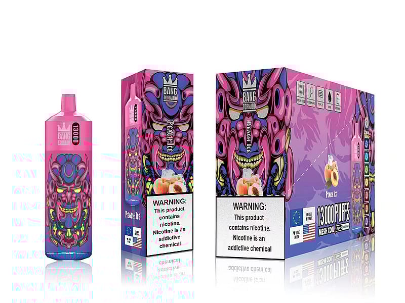 Confezione colorata per sigarette elettroniche raffigurante un volto stilizzato e feroce nei colori rosa, blu e viola vivaci, con l'etichetta "Bang Tornado Peach Ice" e avvertenze sul contenuto di nicotina.