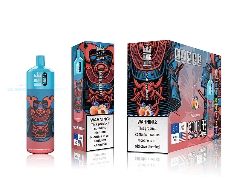 Confezione e immagine del prodotto dello svapo usa e getta Bang Tornado Peach Blueberry, caratterizzato da un audace design a maschera da samurai con accenti blu e rossi.