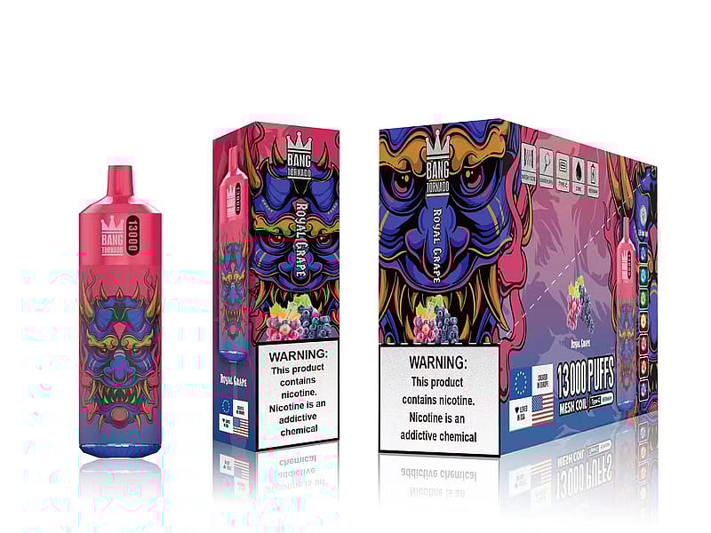 Dispositivo monouso Bang Tornado con aroma "Royal Grape", caratterizzato da un design audace e colorato di un demone sulla confezione e sul dispositivo. La confezione evidenzia "13000 puff", un avviso sul contenuto di nicotina e varie icone di prodotto.