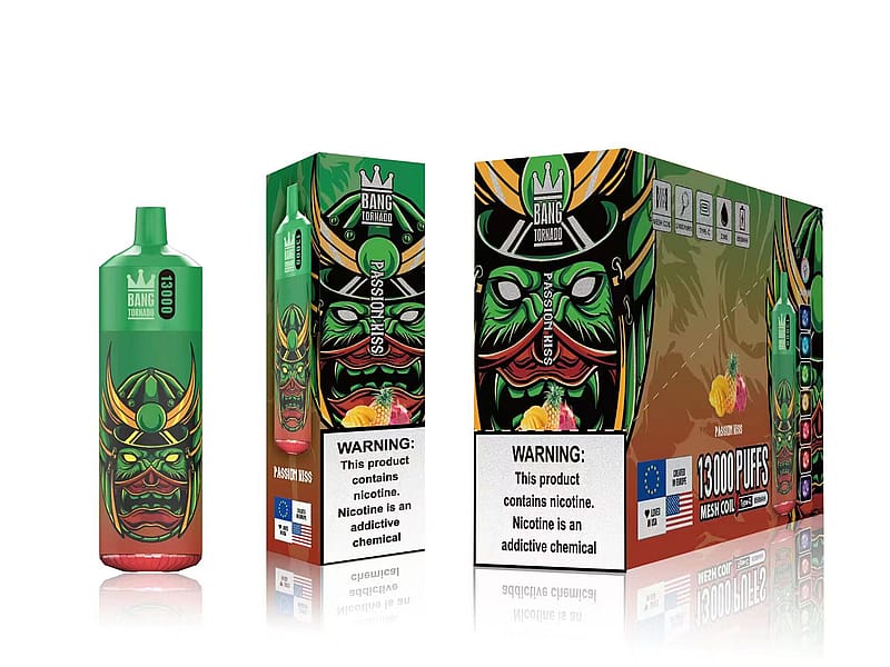 Scatola per vaporizzatore monouso Bang Tornado con raffigurazione di una maschera da guerriero verde e nera, etichettata "PASSION KISS" e "13000 PUFFS", con testo di avvertenza sul contenuto di nicotina.