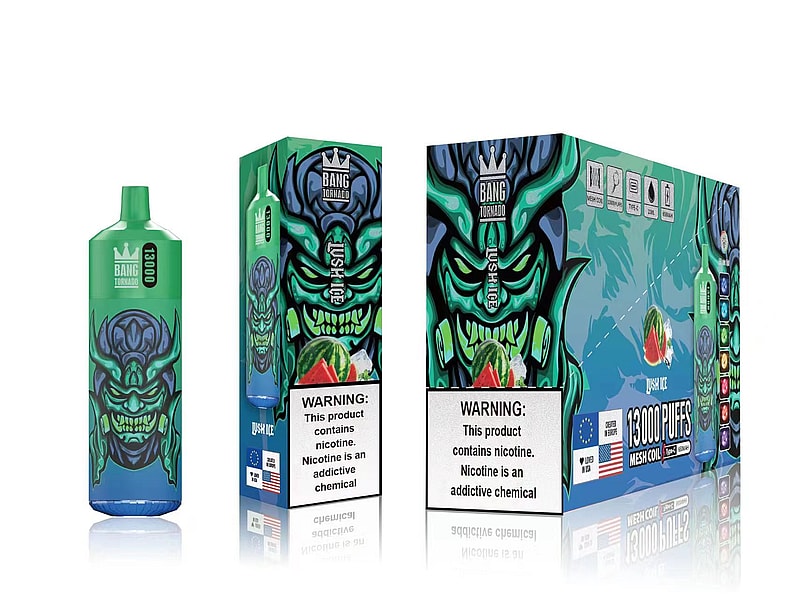 Un dispositivo de vapeo "Bang Tornado" verde y azul con un amenazador diseño de máscara, etiquetado como "Lush Ice", junto con un envoltorio que muestra "13.000 caladas" y una advertencia sobre la nicotina.