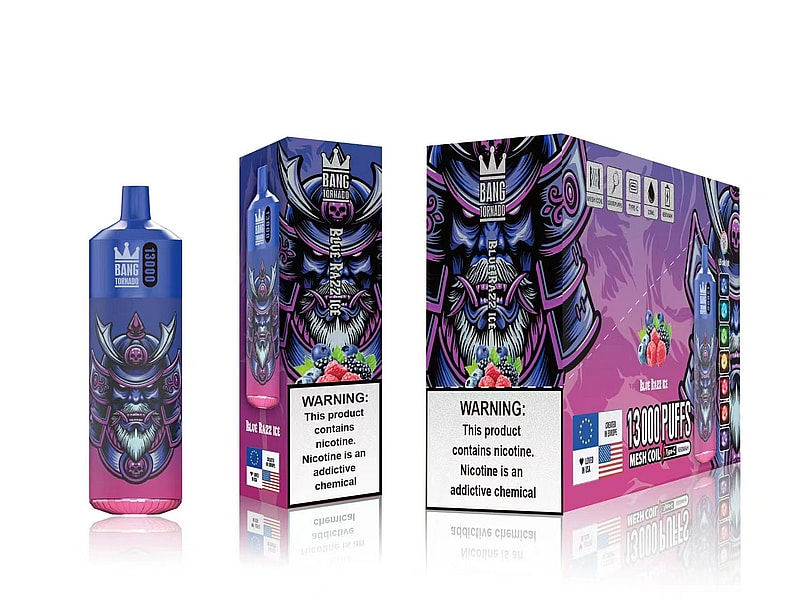 Un vapeador desechable Bang Tornado Blue Razz Ice con 13.000 caladas, con un envase vibrante con un diseño de máscara de guerrero y una etiqueta de advertencia de nicotina.