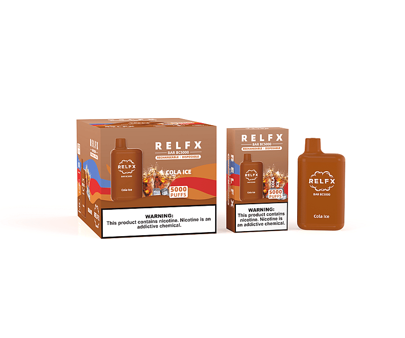 Confezione del dispositivo per svapo RELFX Bar BC5000 al gusto Cola Ice, con svapo monouso ricaricabile marrone etichettato con "5000 puff", insieme alla sua scatola che mostra lo stesso design e la stessa descrizione del sapore. La scatola include un avviso di dipendenza da nicotina.