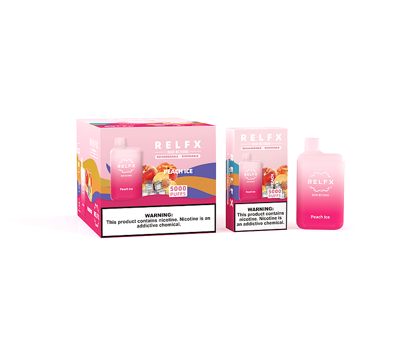 Immagine della confezione e del prodotto dello svapo monouso RELFX Bar BC5000 Peach Ice con 5000 boccate, che mostra un dispositivo per svapo rosa sfumato accanto alla scatola e all'imballaggio esterno, tutti etichettati con avvertenze sulla nicotina.