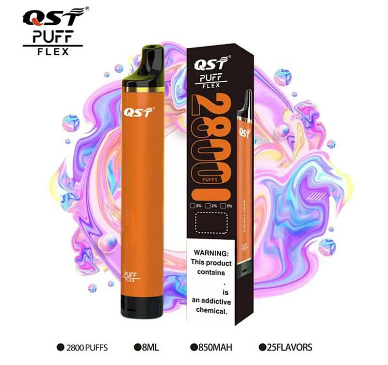 Orangefarbenes Einweg-Vape-Gerät mit der Bezeichnung „QST Puff Flex“ für 2800 Züge, 8 ml Flüssigkeitskapazität, 850 mAh-Akku und 25 Geschmacksrichtungen. Die Verpackung enthält eine Warnung vor süchtig machenden Chemikalien.