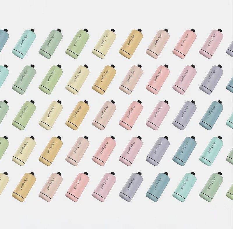 Une grille de bouteilles réutilisables aux couleurs pastel avec des bouchons noirs, présentant diverses couleurs douces comme le vert, le jaune, le rose et le bleu, disposées en diagonale sur un fond clair.