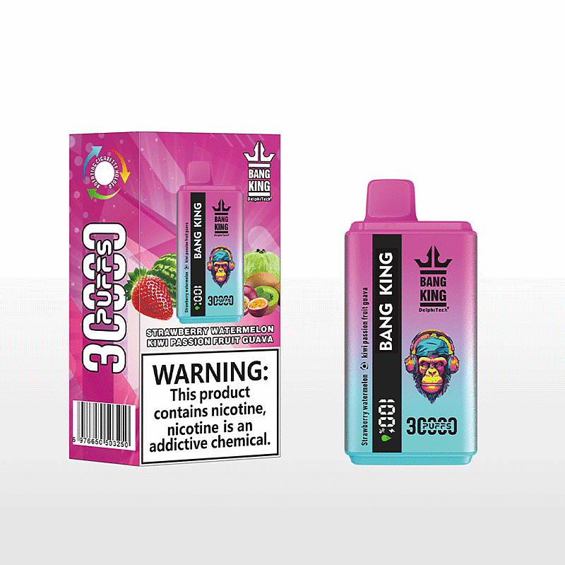 Una imagen doble que muestra el diseño del empaque y el producto de un vaporizador desechable Bang King etiquetado con el sabor "Fresa, sandía, kiwi, maracuyá y guayaba", mostrando de manera destacada un diseño colorido con un mono con auriculares y una advertencia de nicotina en el empaque.
