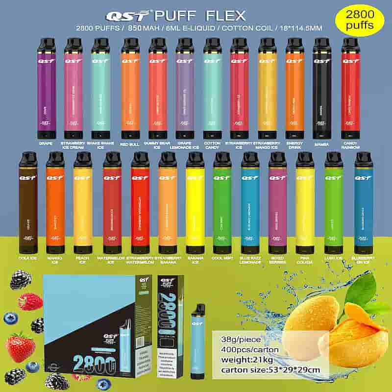 Ein Display mit QST Puff Flex Einwegverdampfern in verschiedenen Farben und Geschmacksrichtungen, mit 2800 Puffs, 850mAh Akku, 8ml E-Liquid und Baumwollspule. Das Bild zeigt mehrere Vape Pens und ein verpacktes Produkt mit Spezifikationen wie 38g Gewicht, 400 Stück pro Karton und 21kg Gesamtgewicht.