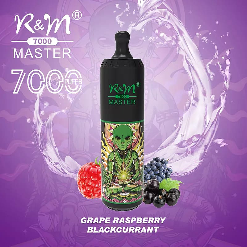 Vapeador desechable R&M Master 7000 con un diseño que presenta una figura alienígena, anunciado con sabor a uva, frambuesa y grosella negra, sobre un fondo morado con salpicaduras de agua e imágenes de frutas.
