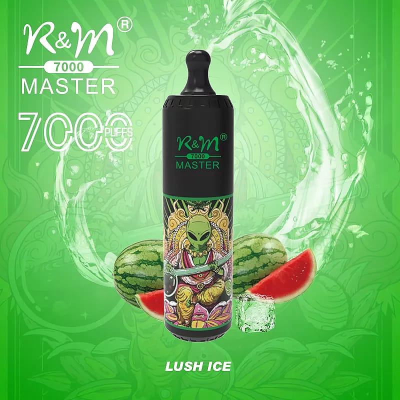 Vapeador desechable R&M Master 7000 con sabor Lush Ice, que presenta un diseño de temática alienígena en el cuerpo, sobre un fondo verde con rodajas de sandía y cubitos de hielo.
