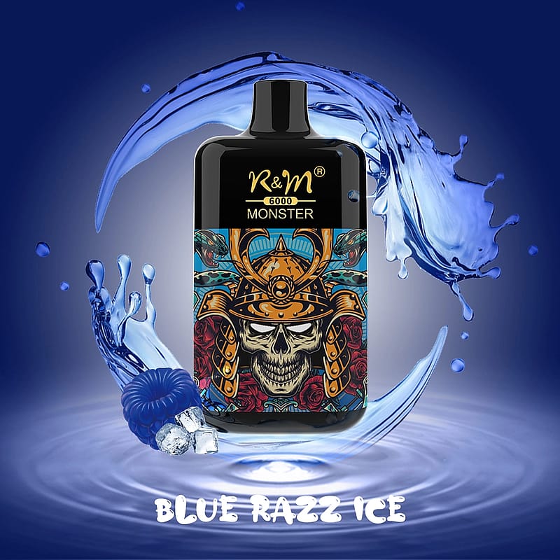 Un dispositivo di svapo etichettato "R&M 6000 Monster" con il disegno di un teschio samurai, circondato da spruzzi d'acqua e cubetti di ghiaccio, con il gusto "Blue Razz Ice" sul fondo.