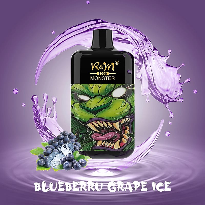 Dispositivo da svapo R&M Monster con il design di un mostro verde, circondato da schizzi di liquido viola, mirtilli, uva e cubetti di ghiaccio, con il testo del sapore "Blueberry Grape Ice".