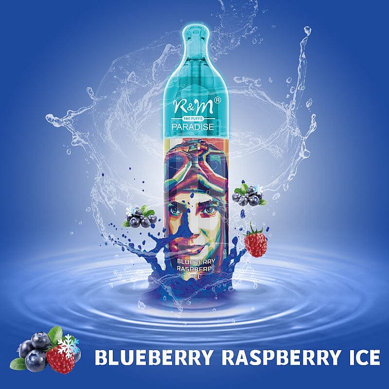 Vape glacée à la myrtille et à la framboise avec effet d'éclaboussure d'eau et baies flottantes sur fond bleu.