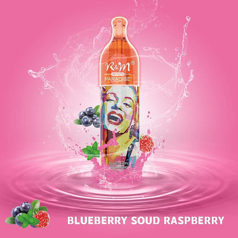 Un appareil de vapotage coloré étiqueté « K&M Paradise » avec un graphisme d'une femme souriante, entourée d'éclaboussures de liquide, de myrtilles, de framboises et de feuilles de menthe sur un fond rose.