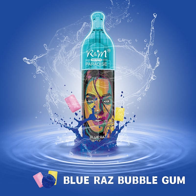 Un appareil de vapotage à thème bleu étiqueté « K&M Paradise » avec un portrait artistique dessus, entouré d'éclaboussures d'eau et de morceaux de chewing-gum, avec le texte « Blue Raz Bubble Gum ».