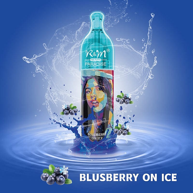Un stylo vape coloré étiqueté « K&M Paradise » avec la saveur « Blueberry on Ice », entouré d'éclaboussures d'eau et de myrtilles sur un fond bleu.