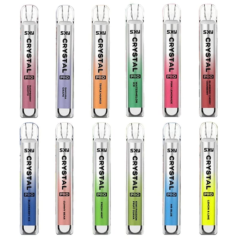 Un set di 12 penne da svapo monouso SKS Crystal Pro di vari colori, ciascuna etichettata con diversi gusti di frutta come "Blueberry Ice", "Triple Mango" e "Watermelon Ice".