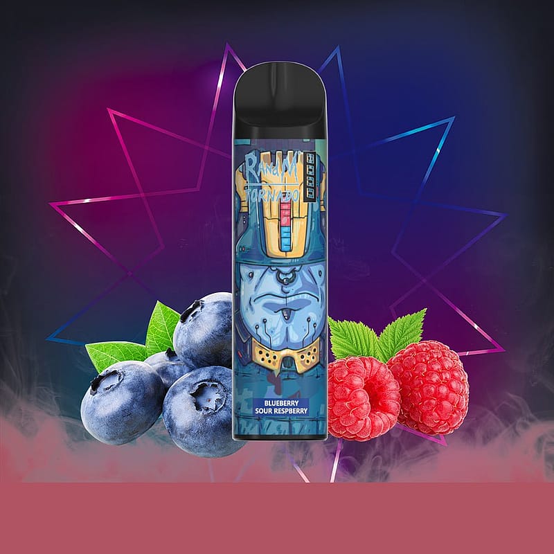 Un dispositivo per svapare dal design colorato raffigurante un personaggio blu e la scritta "Blueberry Sour Raspberry" circondata da mirtilli e lamponi.