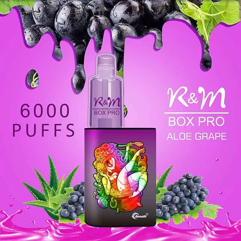 Vaporizzatore usa e getta R&M Box Pro Aloe Grape da 6000 tiri, caratterizzato da un'opera d'arte astratta colorata, foglie di aloe vera e immagini di uva su uno sfondo viola.