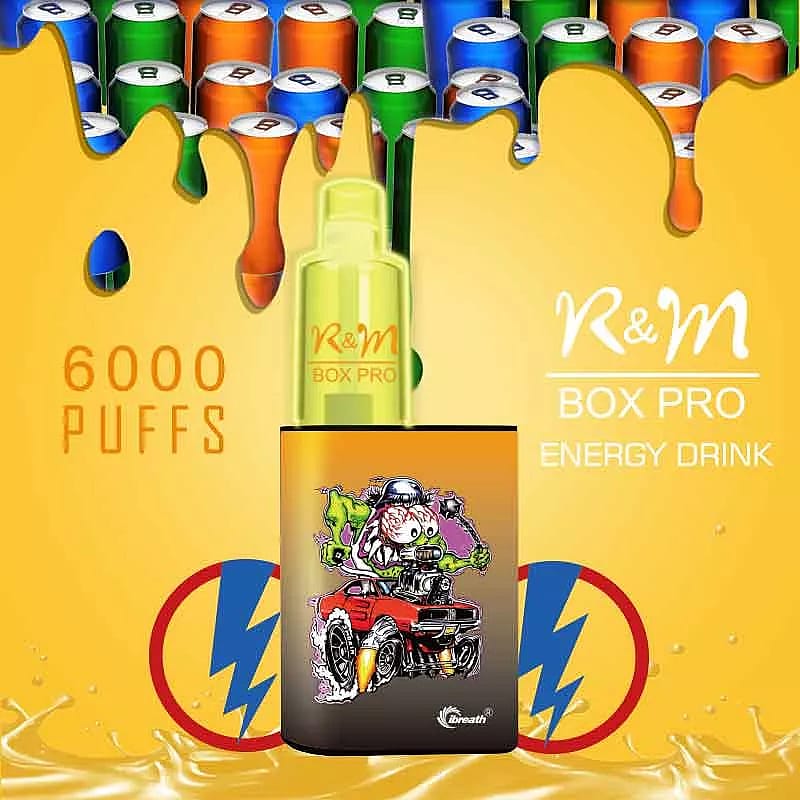 Dispositivo per svapare R&M Box Pro con 6000 boccate, aroma di bevanda energetica e una grafica colorata di un personaggio dei cartoni animati su un veicolo, esposto su uno sfondo di lattine di bevande energetiche.