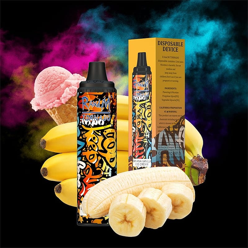 En vapeapparat för engångsbruk med levande konstverk i graffitistil, omgiven av bilder av bananer, skivade bananbitar och en rosa glassskopa, som indikerar en "Banana Vanilla Ice Cream"-smak.