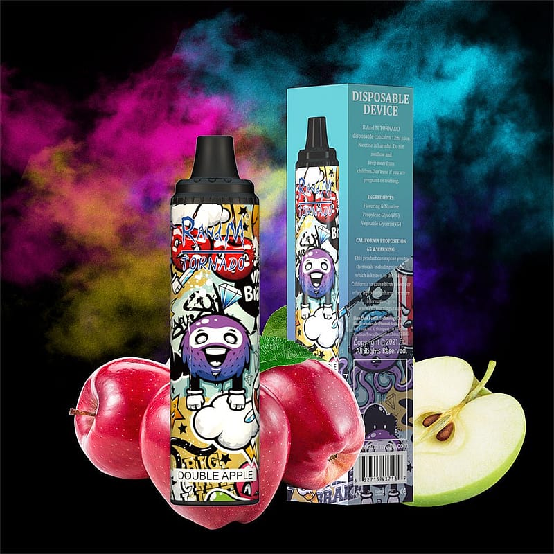 Färgglad engångsvape-enhet märkt "Double Apple", med graffitiliknande konstverk med en seriefigur, som visas bredvid hela och skivade äpplen.