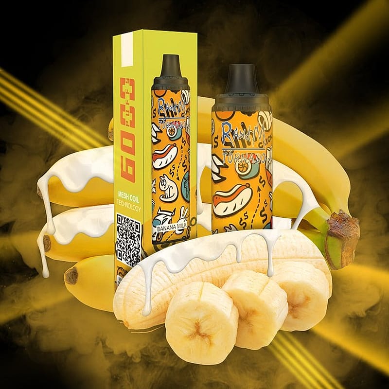 Bananmjölkssmaksatt engångsvape med livfull förpackning, omgiven av hela och skivade bananer med mjölk droppad över dem.