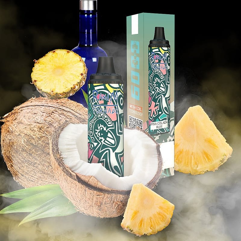 En färgstark vapingapparat med "Pina Colada Rum"-smak, som visas tillsammans med kokoshalvor, ananasskivor och en blå flaska i en dimmig bakgrund.