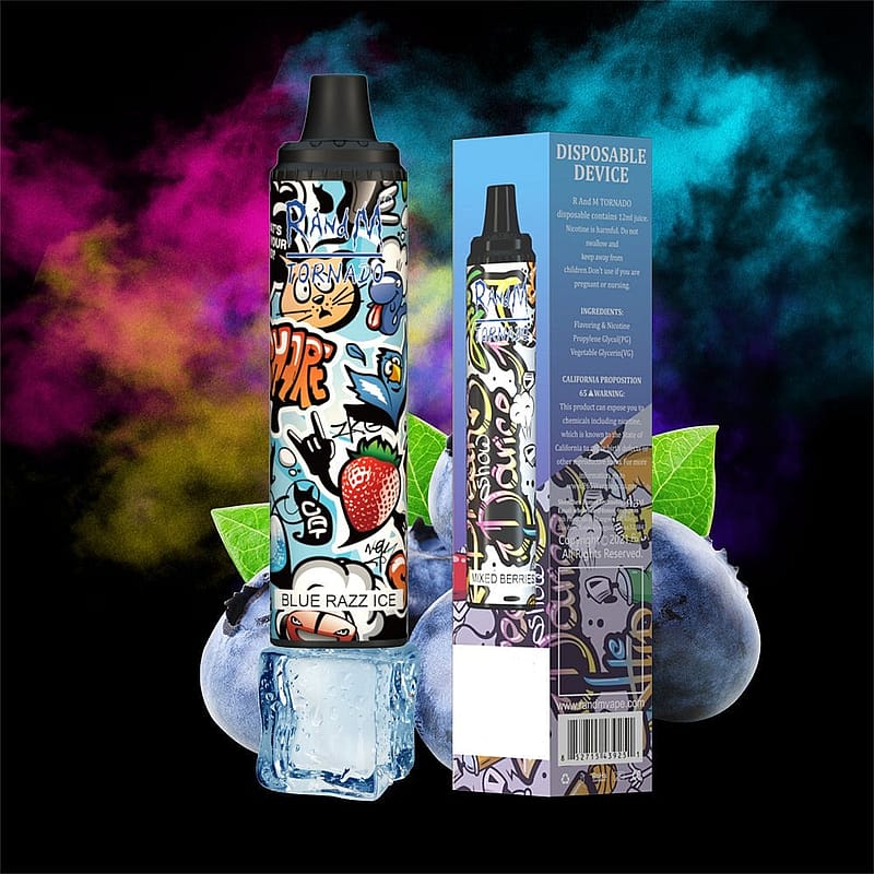 Vapeapparat för engångsbruk med färgglada konstverk i graffitistil, märkt "BLUE RAZZ ICE", placerad mot en levande rökig bakgrund med blåbär och isbitar i förgrunden.