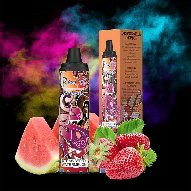 En engångsvapeapparat med en färgstark graffitidesign, märkt "R och M Tornado Strawberry Watermelon", som visas tillsammans med jordgubbar, vattenmelonskivor och produktlådan med ingredienser och varningar.